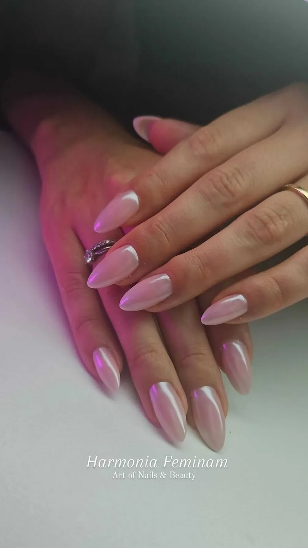 Rosé-weisse Gelnägel von Harmonia Feminam