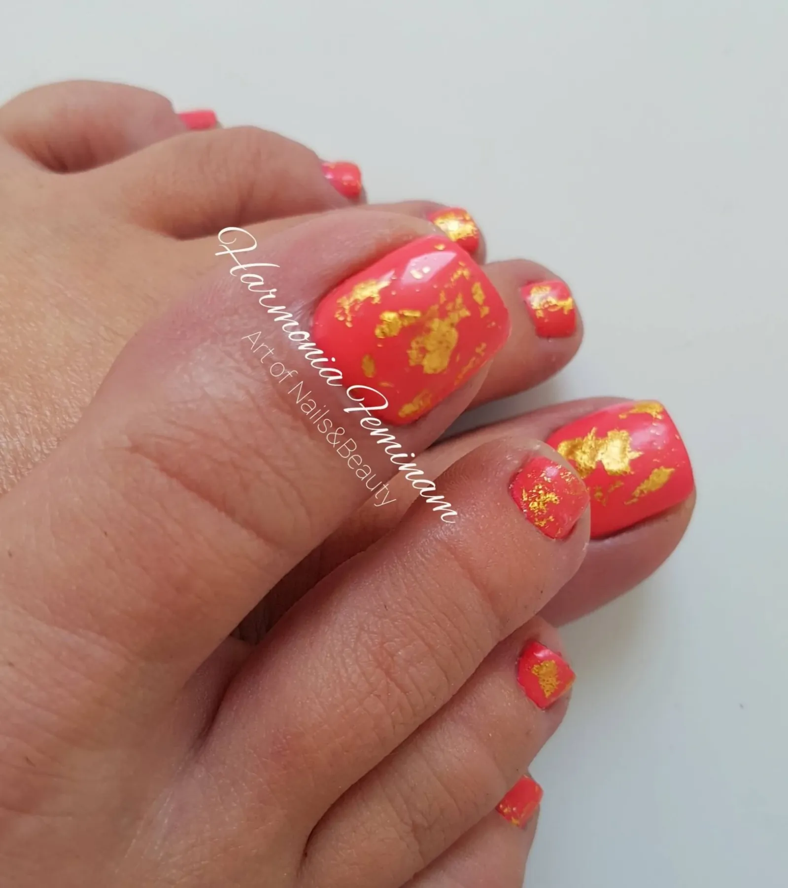 Pediküre mit Goldfolien-Design